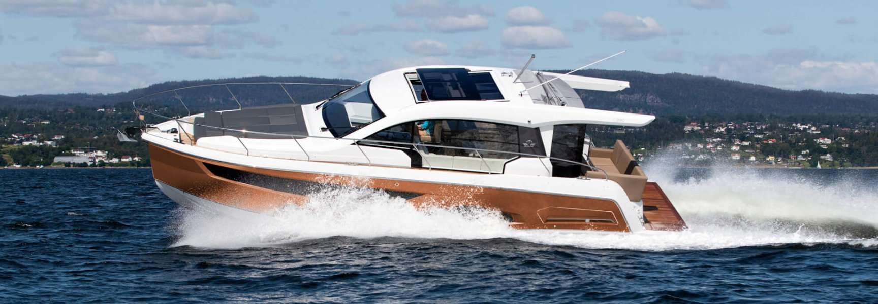 Motor boat Sealine C390