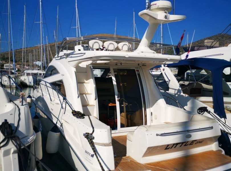 Motor boat Sealine F34