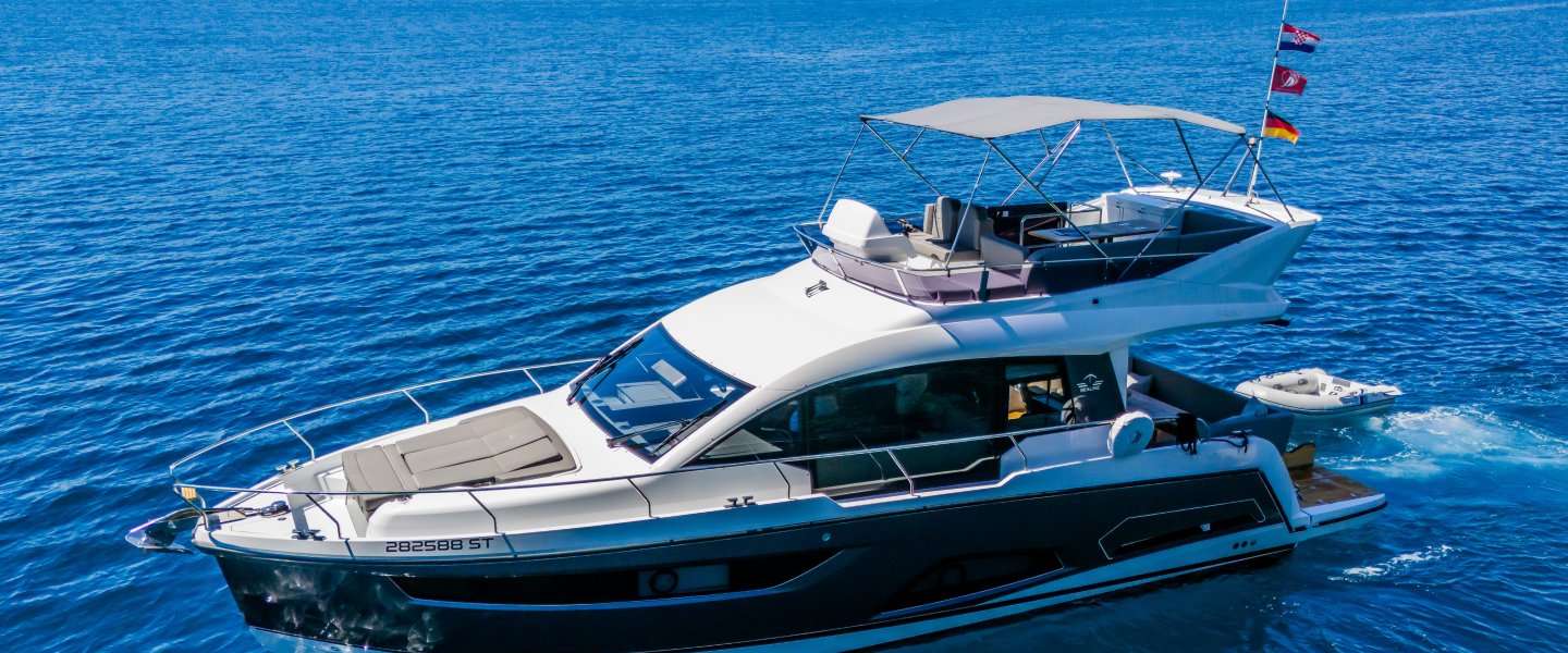 Motor boat Sealine F430