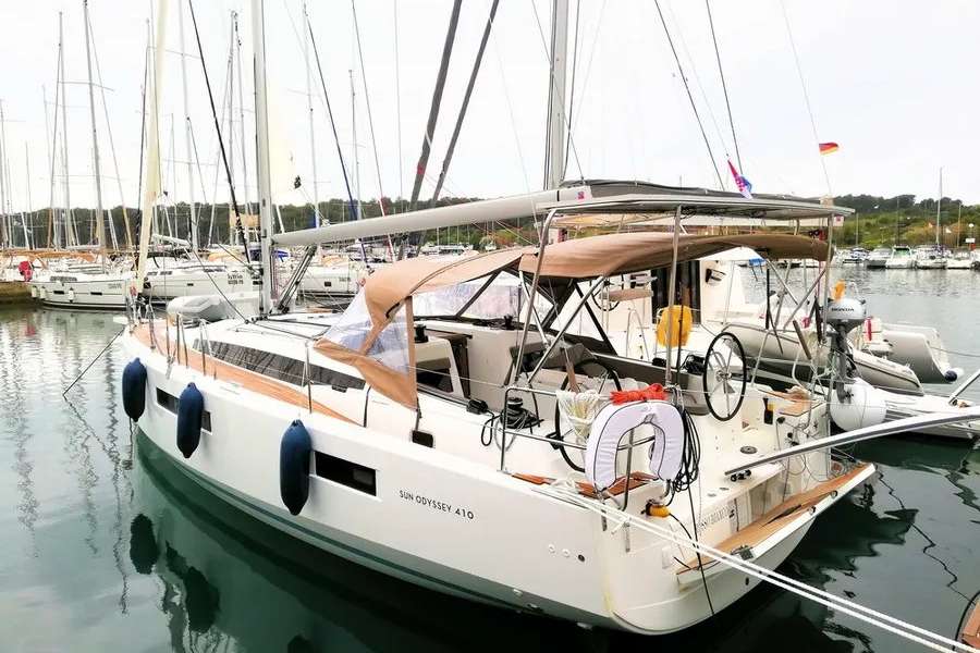 Sailboat Sun Odyssey 410