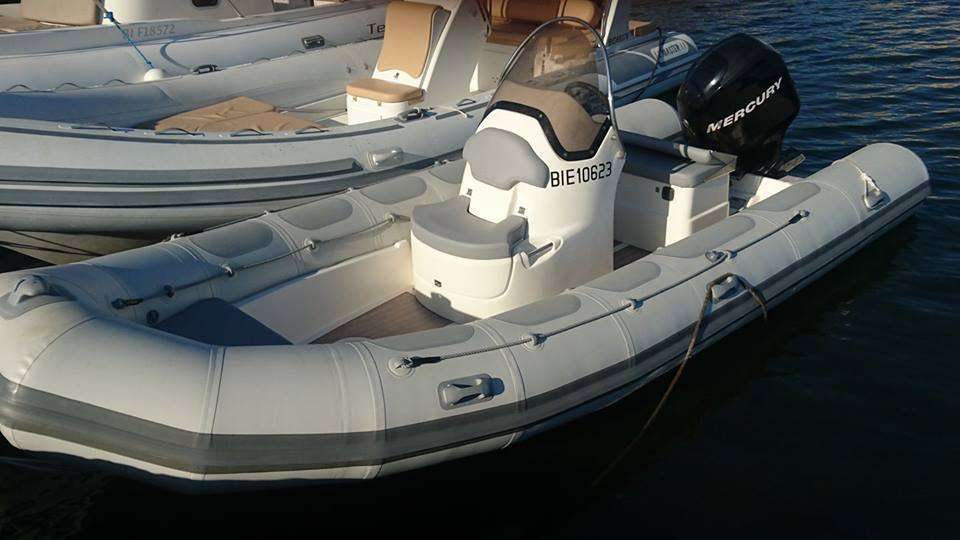 Halbstarres Boot Valiant 570