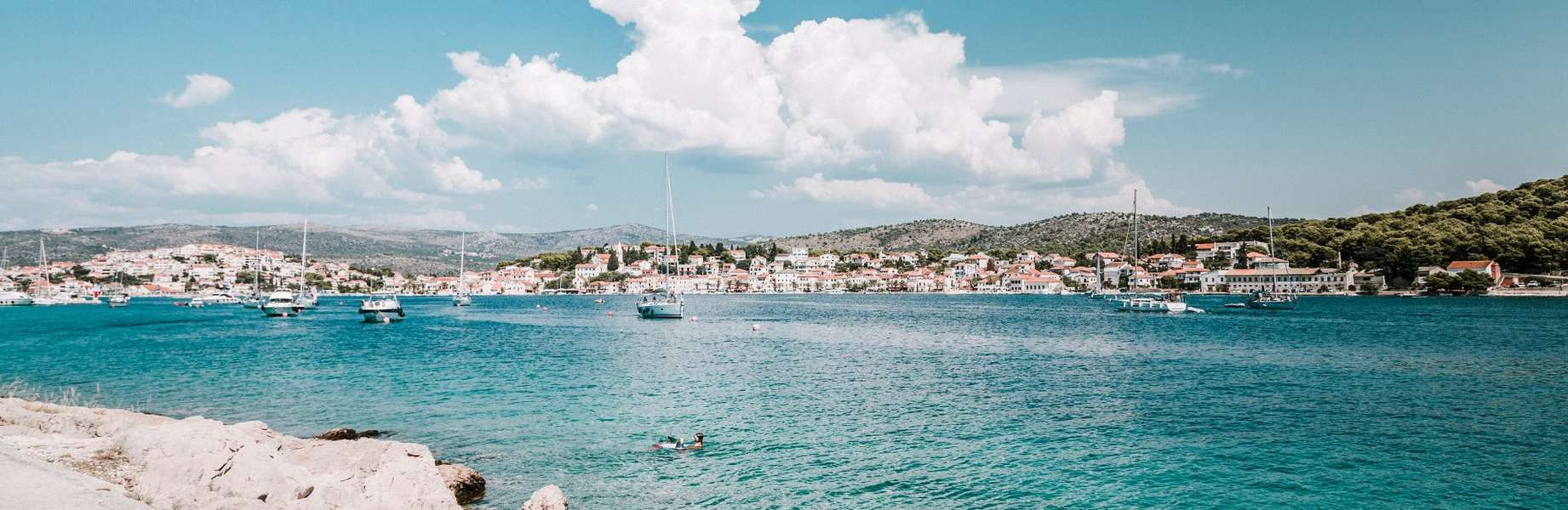 Navigare con diverse barche nelle isole della Dalmazia
