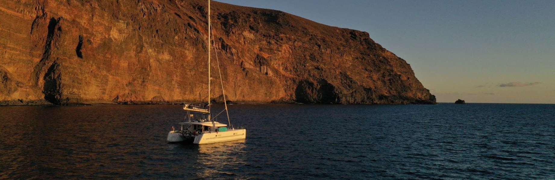 Explora las islas Canarias a bordo de un catamarán