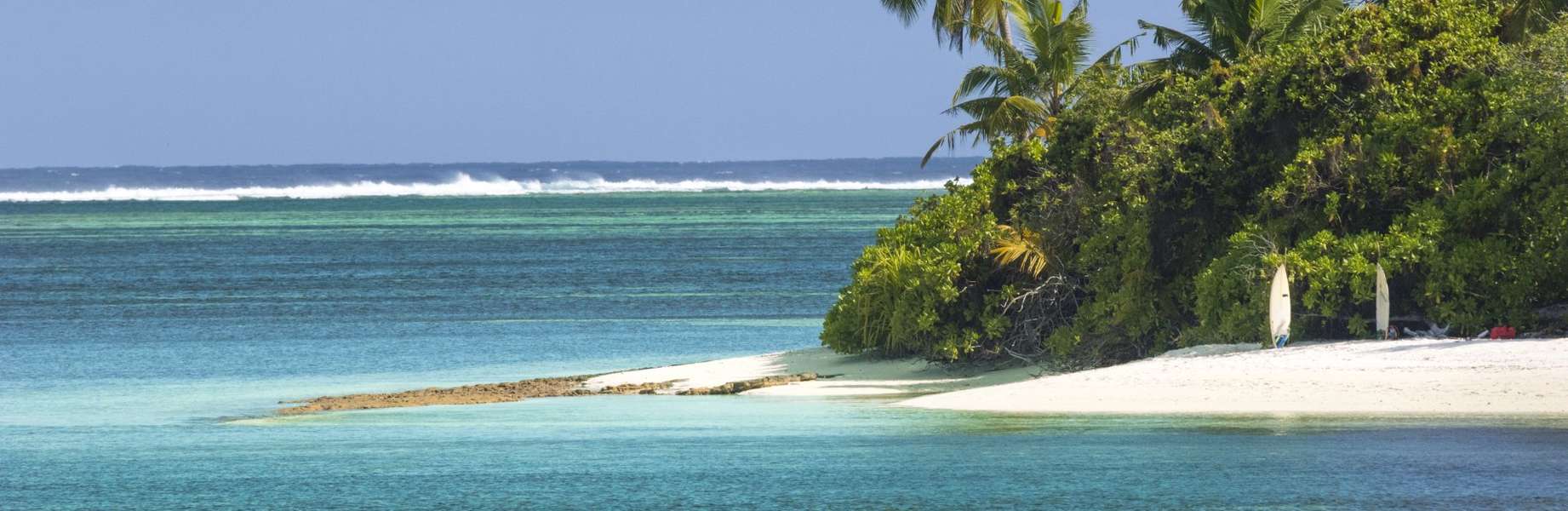 Surfez les vagues des Maldives depuis un bateau