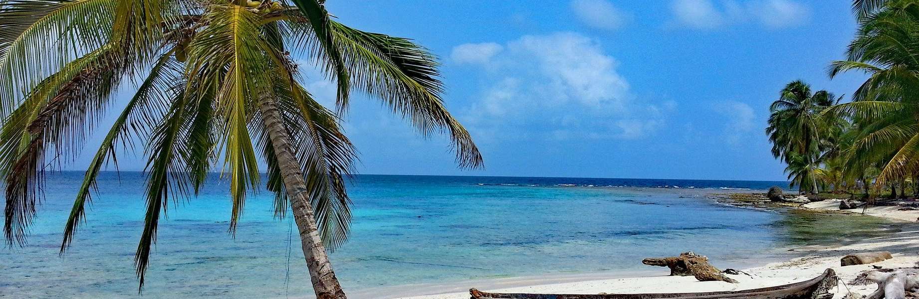 Navega por el mar Caribe entre las islas de San Blas