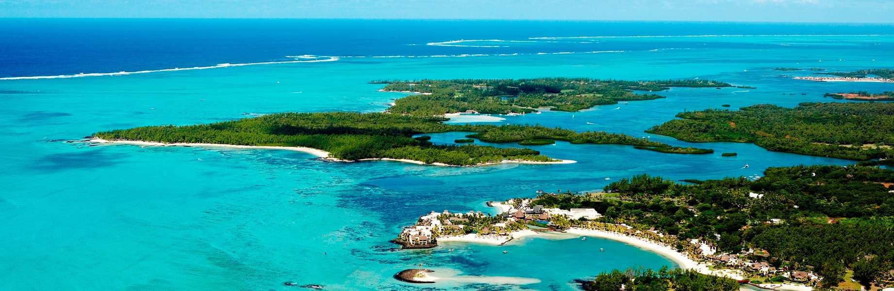 La costa oeste de la Isla Mauricio en cabina privada a bordo de un catamarán