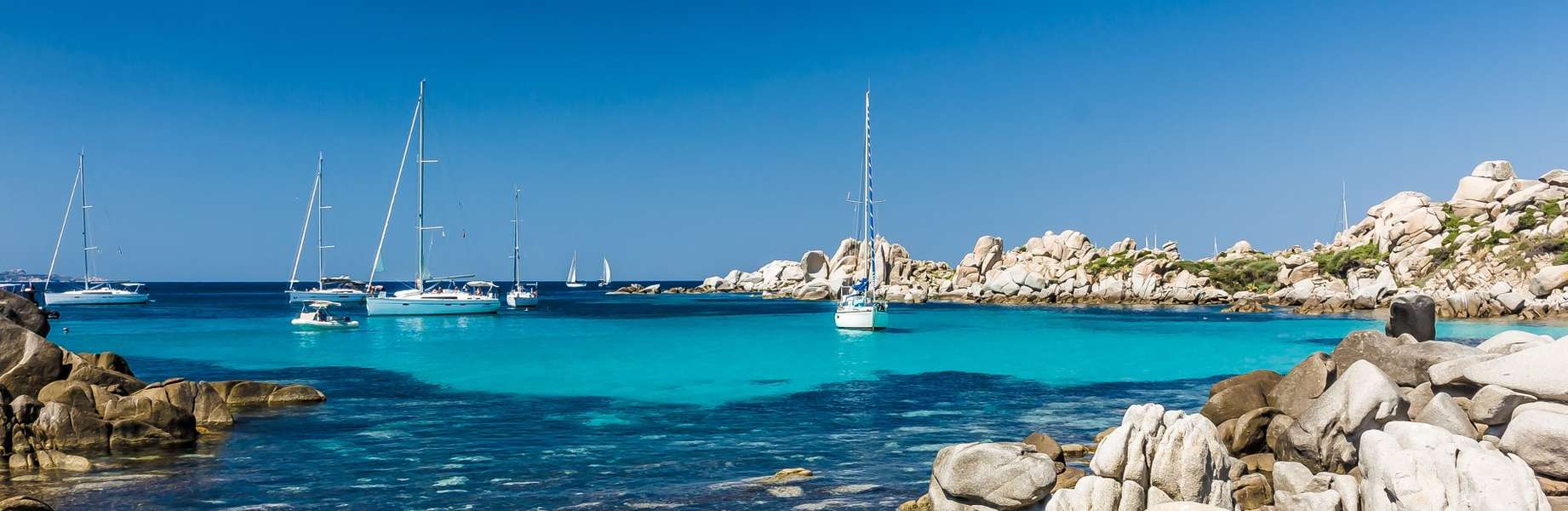 Gli ancoraggi più belli della Corsica e della Sardegna in catamarano
