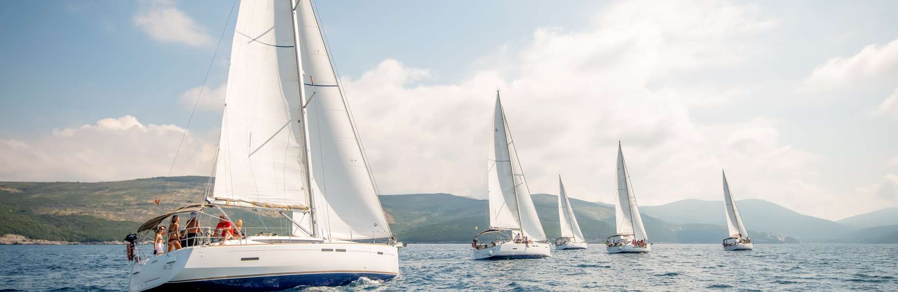 Naviguez à plusieurs bateaux dans les îles dalmates