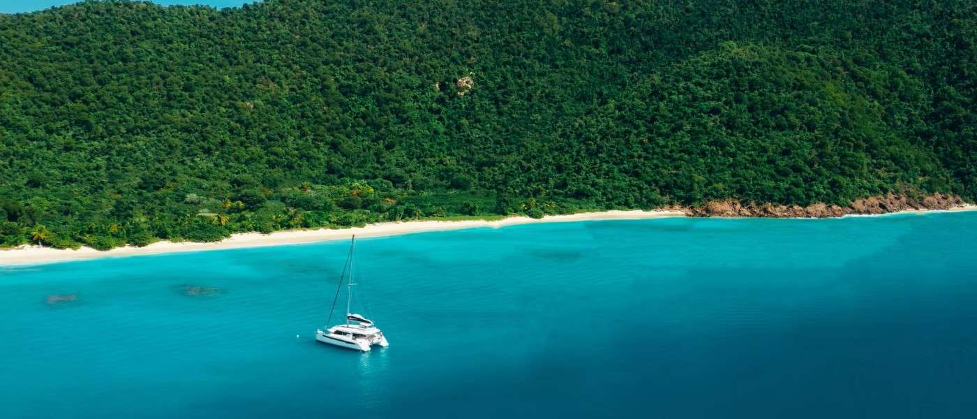 Parcourez l'archipel des Îles Vierges en catamaran luxueux