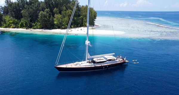 Camper & Nicholsons 121 (1999)