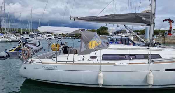 Oceanis 37