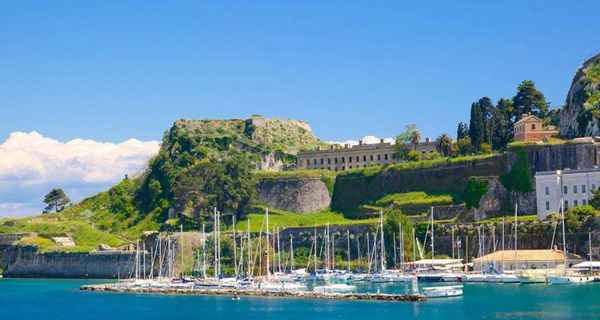 Location bateau Port Mandraki Corfou