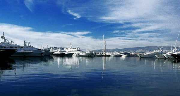 Location Yacht Flisvos Marina