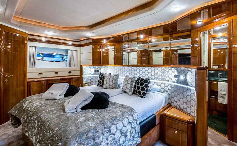 Ferretti 880