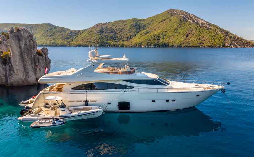 Ferretti 830