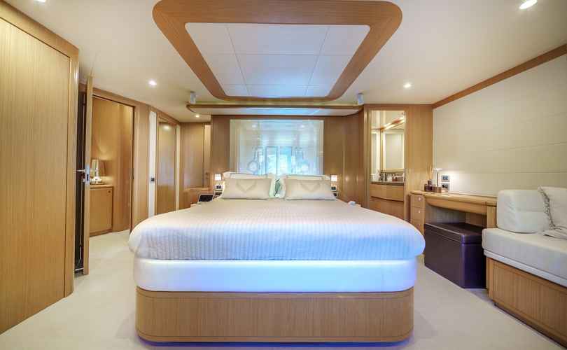 Ferretti 830
