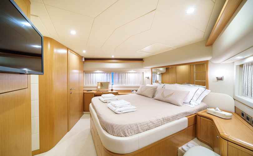 Ferretti 830