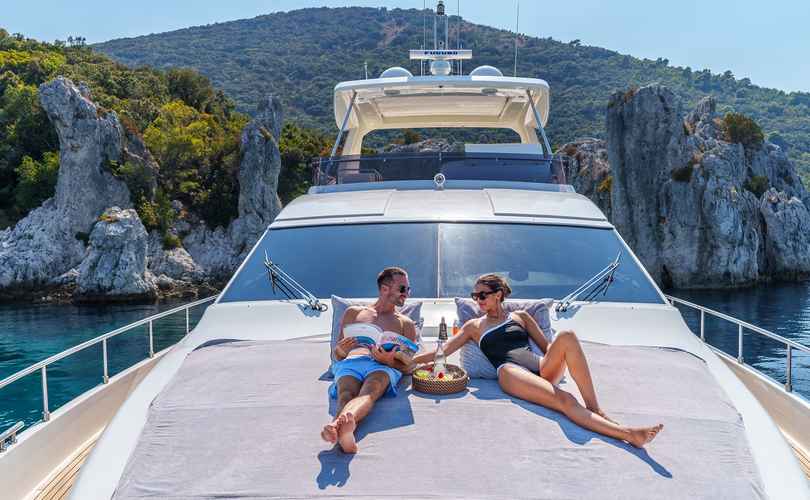 Ferretti 830