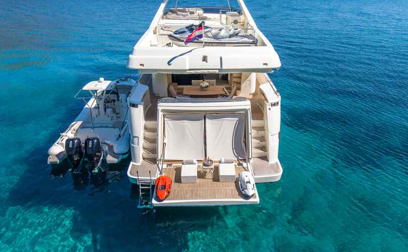 Ferretti 830