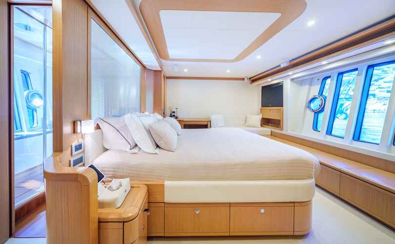 Ferretti 830