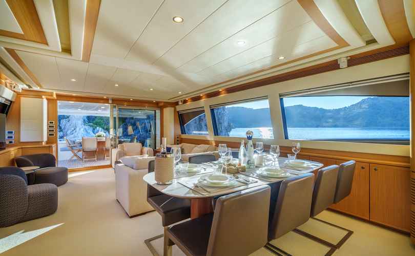 Ferretti 830