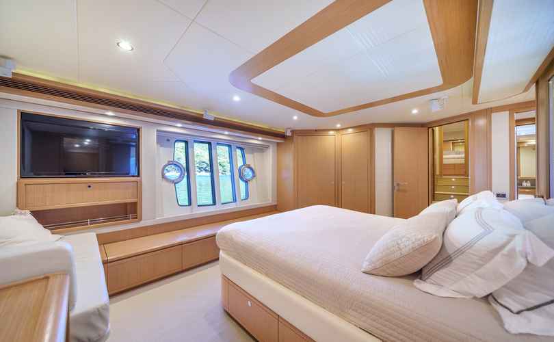 Ferretti 830