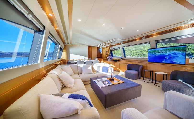 Ferretti 830