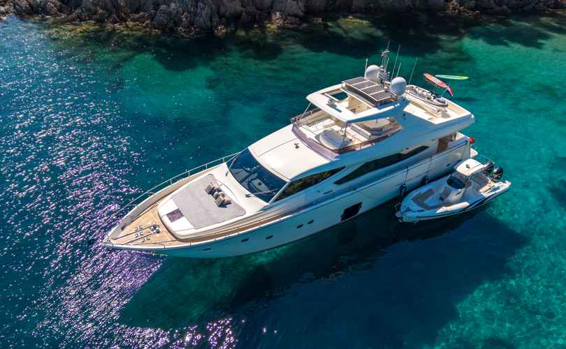 Ferretti 830