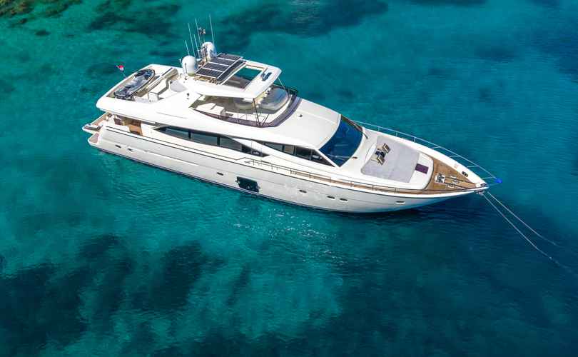 Ferretti 830