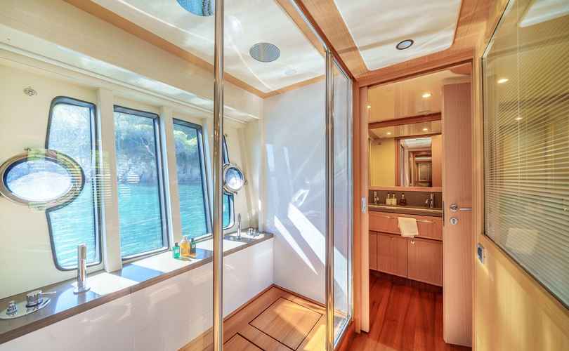 Ferretti 830