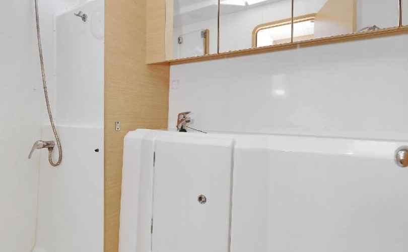 Photo Lagoon 400 (2012)