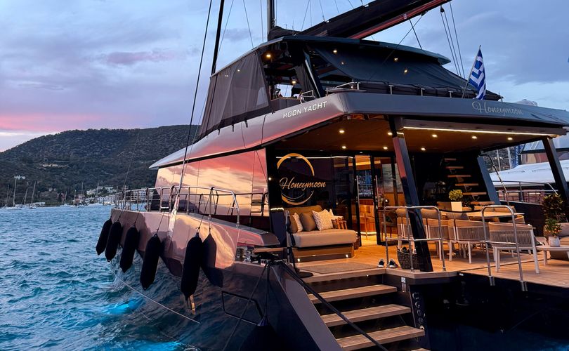 Moon Yacht 65