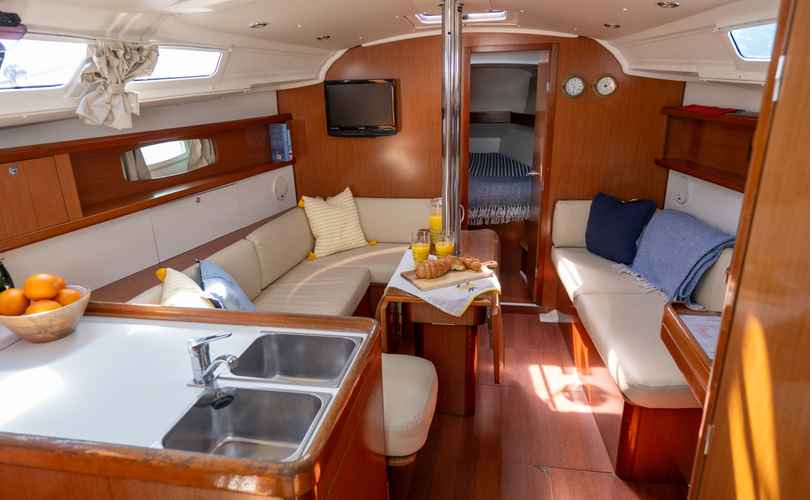 Oceanis 37