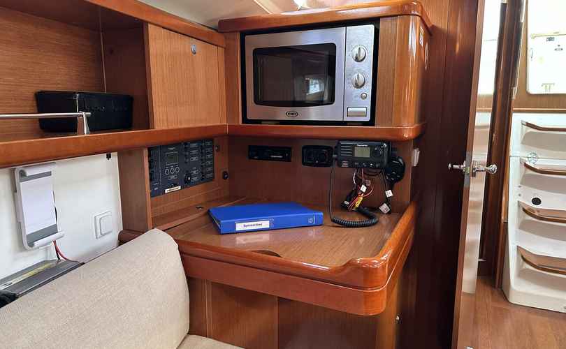 Oceanis 37