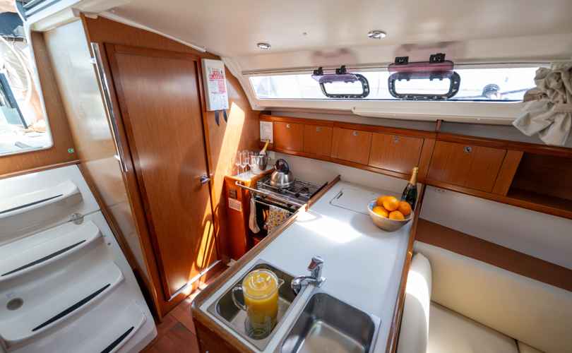 Oceanis 37