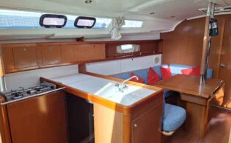 Oceanis 37