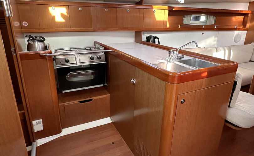 Oceanis 37