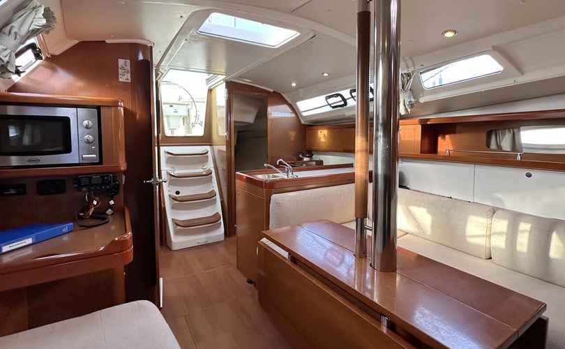 Oceanis 37