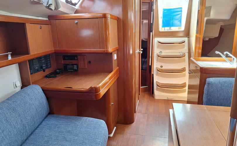 Oceanis 37