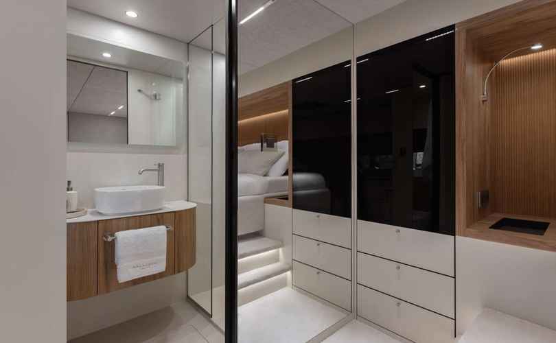 Moon Yacht 60