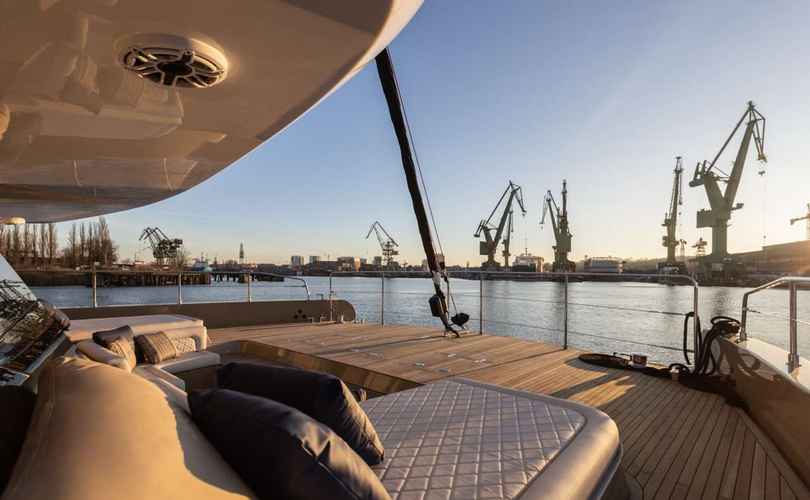 Moon Yacht 60