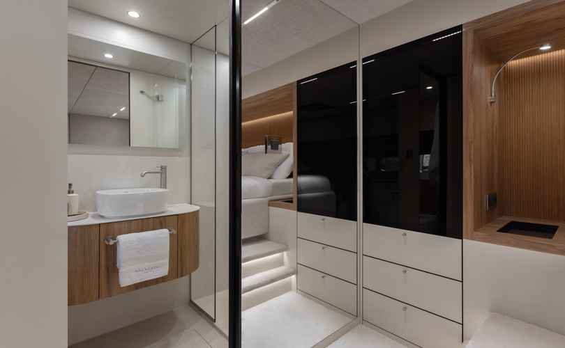 Moon Yacht 60