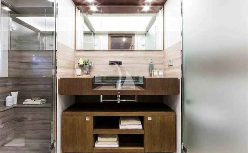 Ferretti Custom Line 100