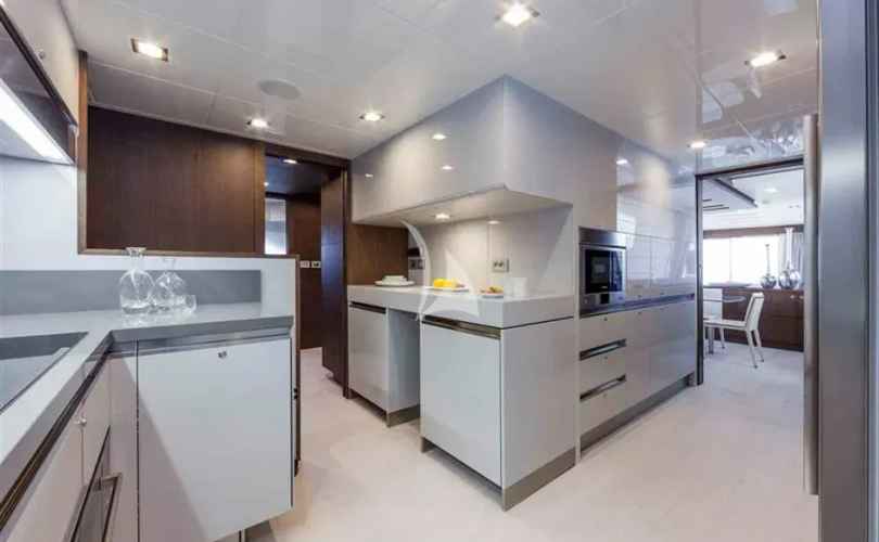 Ferretti Custom Line 100