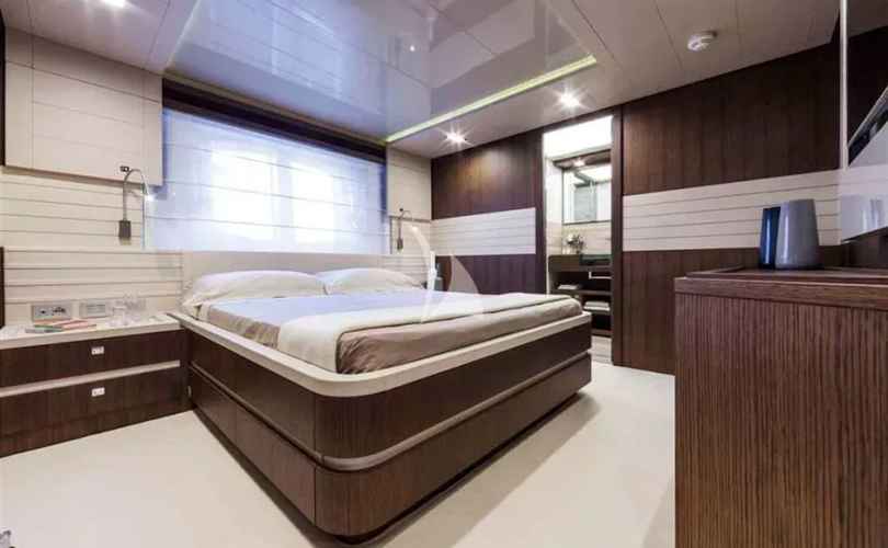 Ferretti Custom Line 100