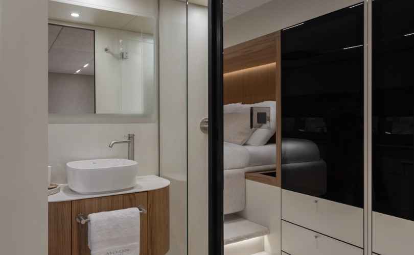 Moon Yacht 60
