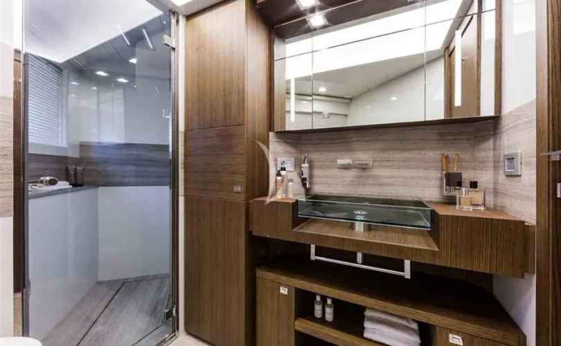 Ferretti Custom Line 100