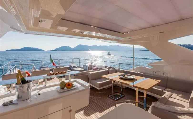 Ferretti Custom Line 100