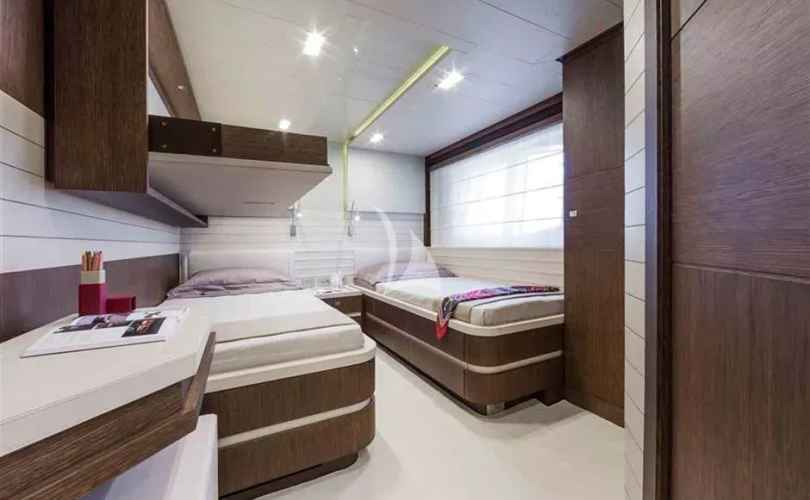 Ferretti Custom Line 100