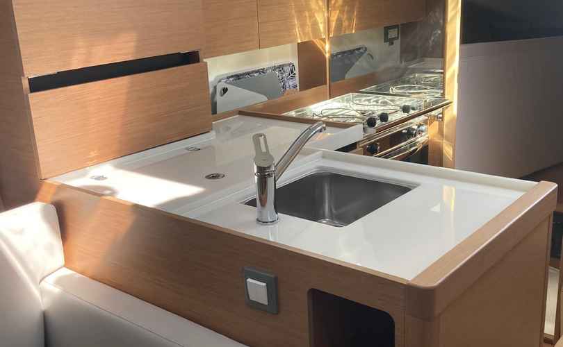 Sun Odyssey 350